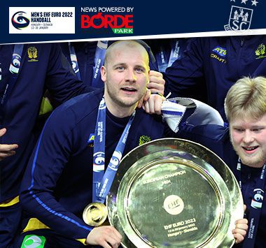 Daniel Pettersson lächelt mit der goldenen EM-Trophäe und seiner Medaille um den Hals.
