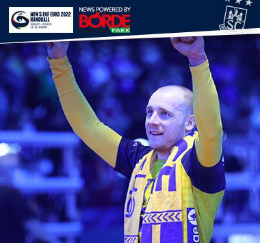 Daniel Pettersson jubelt im gelb-blauen Nationaltrikot Schwedens mit erhobenen Armen.