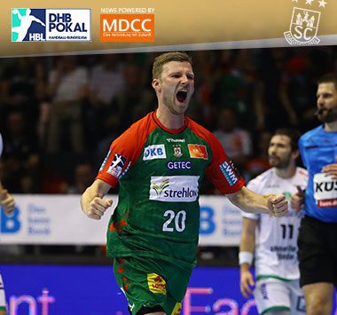 Philipp Weber jubelt lautstark im grün-roten Trikot des SC Magdeburg auf dem Spielfeld.