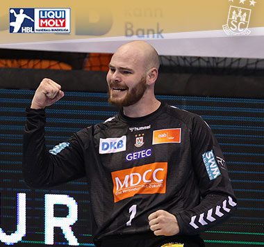 Torhüter Jannick Green jubelt im schwarzen Trikot des SC Magdeburg mit geballter Faust.