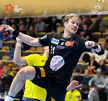 Magnus Gullerud springt im schwarzen Trikot des SC Magdeburg zum Torwurf.
