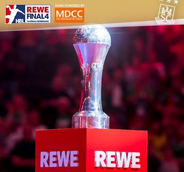 Die silberne DHB-Pokaltrophäe steht auf einem roten Podest bei der REWE Final Four Veranstaltung.