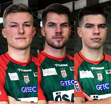 Die Handballspieler Justin Döbler, Carl-Phillip Schramm und Renārs Uščins nebeneinander im grün-roten Trikot.