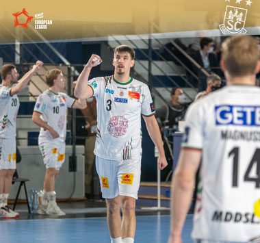 Piotr Chrapkowski jubelt im weißen Trikot des SC Magdeburg mit geballter Faust.