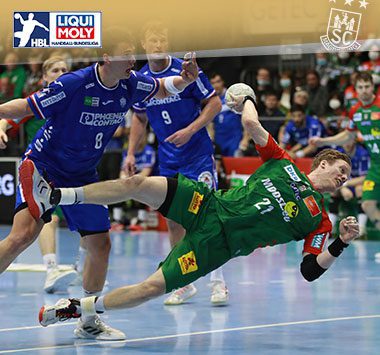 Magnus Gullerud springt im grün-roten Trikot des SC Magdeburg zum Torwurf.