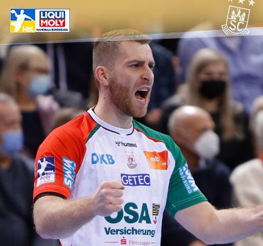 Lukas Mertens jubelt im weißen Trikot des SC Magdeburg mit geballter Faust.