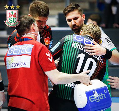 SCM-Handballer Gisli Kristjansson (Nr. 10) wird verletzt vom Spielfeld geführt.