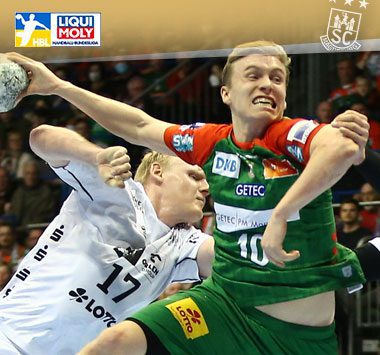 Gisli Kristjánsson setzt sich im grün-roten Trikot des SC Magdeburg im Zweikampf durch.