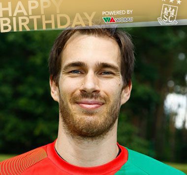Jure Natek lächelt im grün-roten Trikot auf einer Geburtstagskarte mit der Aufschrift „HAPPY BIRTHDAY“.