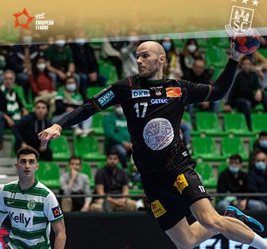 Tim Hornke springt im schwarzen Trikot des SC Magdeburg zum Torwurf.