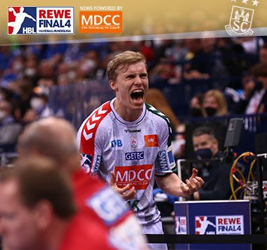 Gisli Kristjánsson jubelt im weiß-grauen Trikot des SC Magdeburg emotional auf dem Spielfeld.