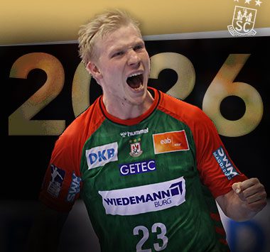 Magnus Saugstrup jubelt im grün-roten Trikot des SC Magdeburg vor der Jahreszahl 2026.
