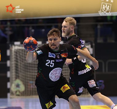 Marko Bezjak läuft im schwarzen Trikot des SC Magdeburg mit dem Handball im Angriff an.