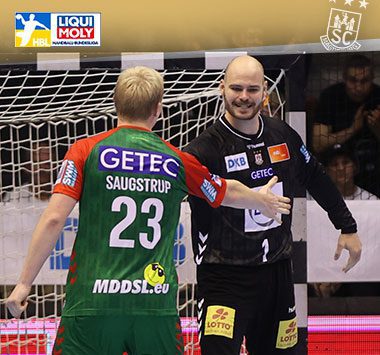 Torhüter Jannick Green und Magnus Saugstrup klatschen sich auf dem Spielfeld ab.