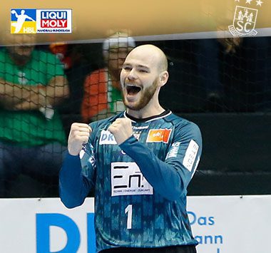 Torhüter Jannick Green jubelt lautstark im blau-grauen Trikot mit geballten Fäusten.