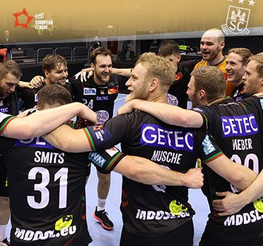 Die Spieler des SC Magdeburg jubeln gemeinsam im Kreis nach dem Titelgewinn.