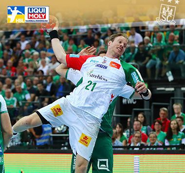 Magnus Gullerud springt im weißen Trikot des SC Magdeburg zum Torwurf.