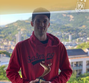 Torhüter Nikola Portner lächelt im roten Kapuzenpullover mit einer Auszeichnung in der Hand.