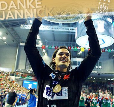 Jannick Green reckt jubelnd die Meisterschale in die Höhe mit dem Schriftzug „DANKE JANNICK“.