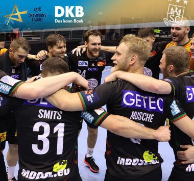 Die Spieler des SC Magdeburg jubeln gemeinsam im Kreis in ihren schwarzen Champions-League-Trikots.