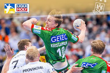 Gisli Kristjánsson zieht im grün-roten Trikot des SC Magdeburg im Sprungwurf zum Tor ab.