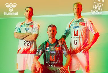 Drei Spieler des SC Magdeburg präsentieren die neuen Heim- und Auswärtstrikots der Saison 2022/23.
