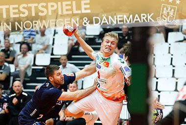 Gisli Kristjánsson setzt sich im weißen SCM-Trikot im Sprungwurf gegen die Abwehr durch.
