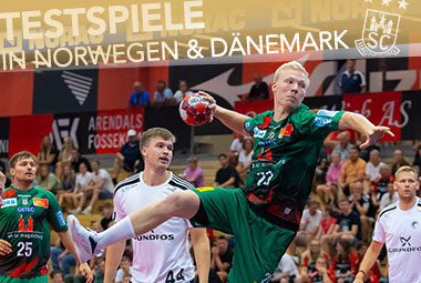 Magnus Saugstrup holt im grün-roten SCM-Trikot im Sprungwurf zum Torwurf aus.