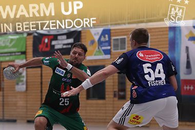 Marko Bezjak bricht im grünen Trikot des SC Magdeburg im Zweikampf zum Tor durch.