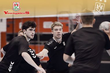 Zwei Spieler der SC Magdeburg Youngsters agieren fokussiert in der Abwehr.