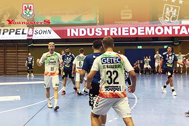 Ein Spieler der Youngsters agiert im weiß-roten Trikot auf dem Handballspielfeld.