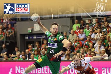 Christian O'Sullivan zieht im grün-roten Trikot des SC Magdeburg im hohen Sprungwurf ab.