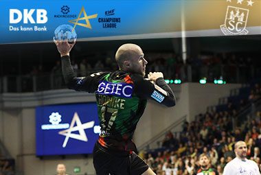 Tim Hornke wirft im dunklen Trikot des SC Magdeburg von der Außenposition aufs Tor.