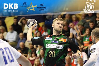 Philipp Weber holt im dunklen Trikot des SC Magdeburg zum Torwurf aus.