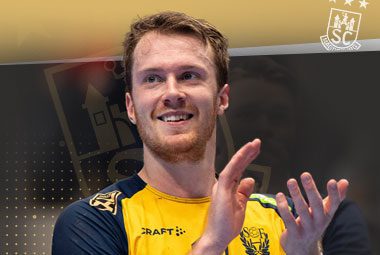 Der schwedische Nationalspieler Felix Claar lächelt und klatscht im gelb-blauen Trikot.
