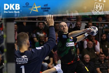 Daniel Pettersson wirft im dunklen SCM-Trikot von der Außenposition aufs Tor.