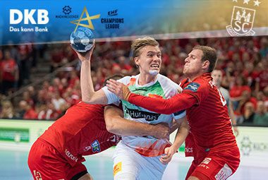 Gisli Kristjánsson setzt sich im weißen SCM-Trikot im Angriff gegen zwei Veszprém-Abwehrspieler durch.