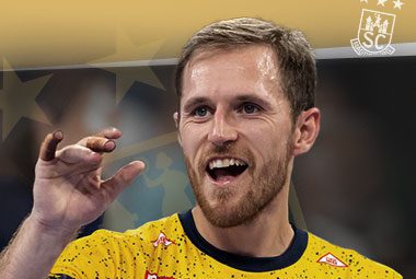 Der schwedische Nationalspieler Albin Lagergren blickt lächelnd im gelben Trikot nach oben.