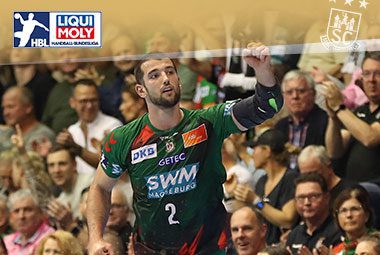Lucas Meister jubelt im grün-roten SCM-Trikot mit geballter Faust vor den Zuschauern.