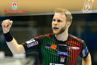 SCM Spieler jubelt im grün-roten SCM-Trikot mit geballter Faust auf dem Spielfeld.