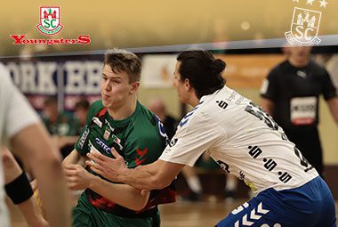 Ein Spieler der SCM Youngsters behauptet im grün-roten Trikot den Handball im Zweikampf.