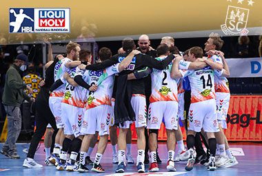 Die Spieler des SC Magdeburg besprechen sich Arm in Arm im Mannschaftskreis.