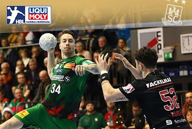 SCM-Handballer Michael Damgaard am Ball während eines Angriffs im Spiel gegen den HC Erlangen.