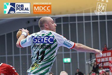 SCM-Handballer Daniel Pettersson setzt in der GETEC Arena zum Sprungwurf auf das gegnerische Tor an.