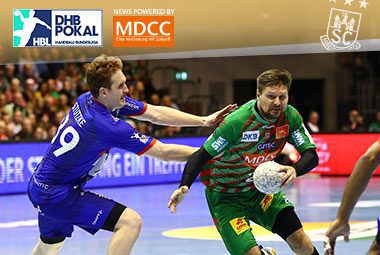SCM-Handballer Marko Bezjak im Zweikampf am Ball gegen einen Abwehrspieler des Bergischen HC.