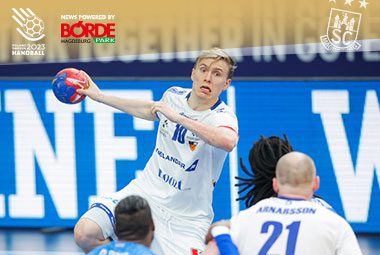 Gísli Þorgeir Kristjánsson im weißen Nationaltrikot Islands setzt im Sprungwurf zum Angriff an.