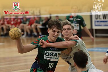 Ein Spieler der SCM Youngsters am Ball im umkämpften Angriffsspiel gegen zwei Abwehrspieler.