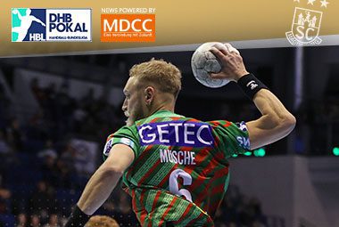SCM-Spieler Matthias Musche von hinten am Ball beim Wurf auf das Tor während eines DHB-Pokalspiels.