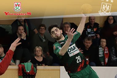 Tim Kloor am Ball im grün-schwarzen Trikot während einer Offensivaktion auf dem Spielfeld