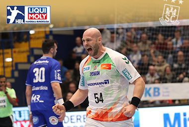 Oscar Bergendahl bejubelt lautstark und emotional ein Tor im Spiel gegen den TBV Lemgo Lippe.